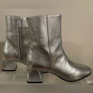 SILVER LEATHER HEELED BOOTS. MAGUIRE.